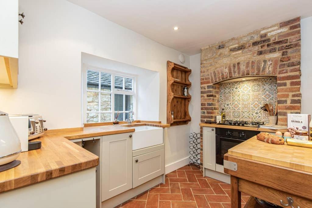 Oxfordshire Living - The Bowler Hat Cottage - 우드스톡 외부 사진
