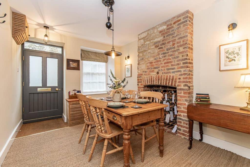 Oxfordshire Living - The Bowler Hat Cottage - 우드스톡 외부 사진
